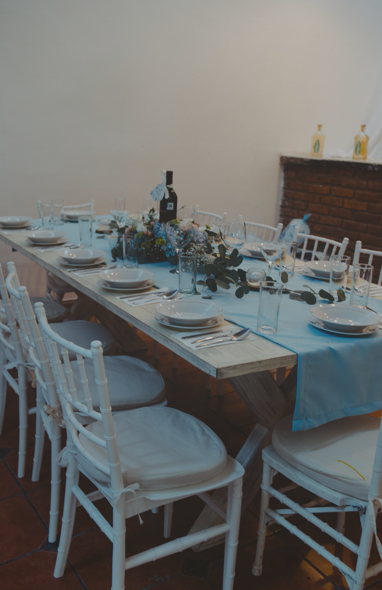 Mesa larga con decoración